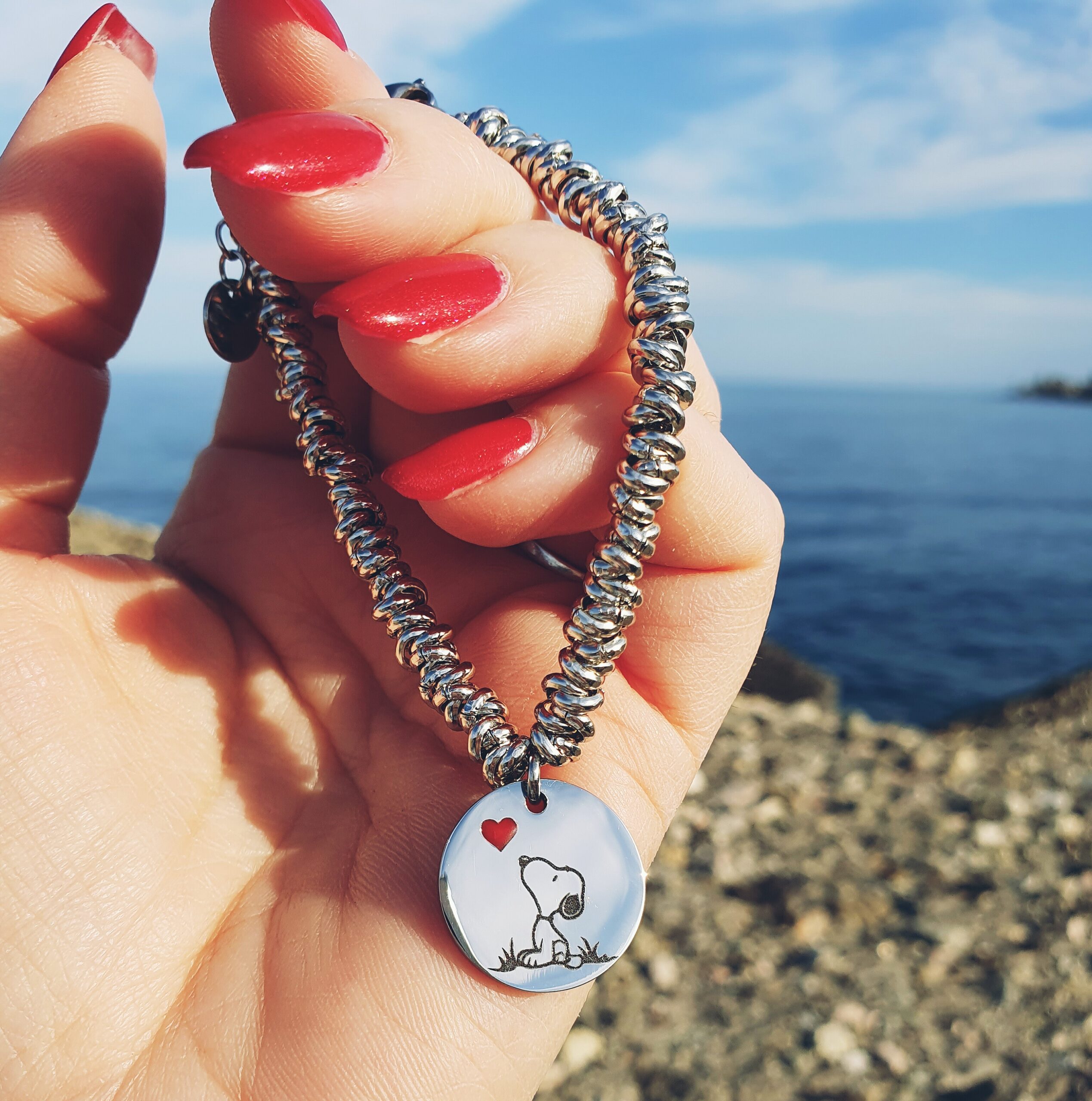 Bracciale nodini con inciso Snoopy e un cuoricino smaltato rosso - Passion  Charm